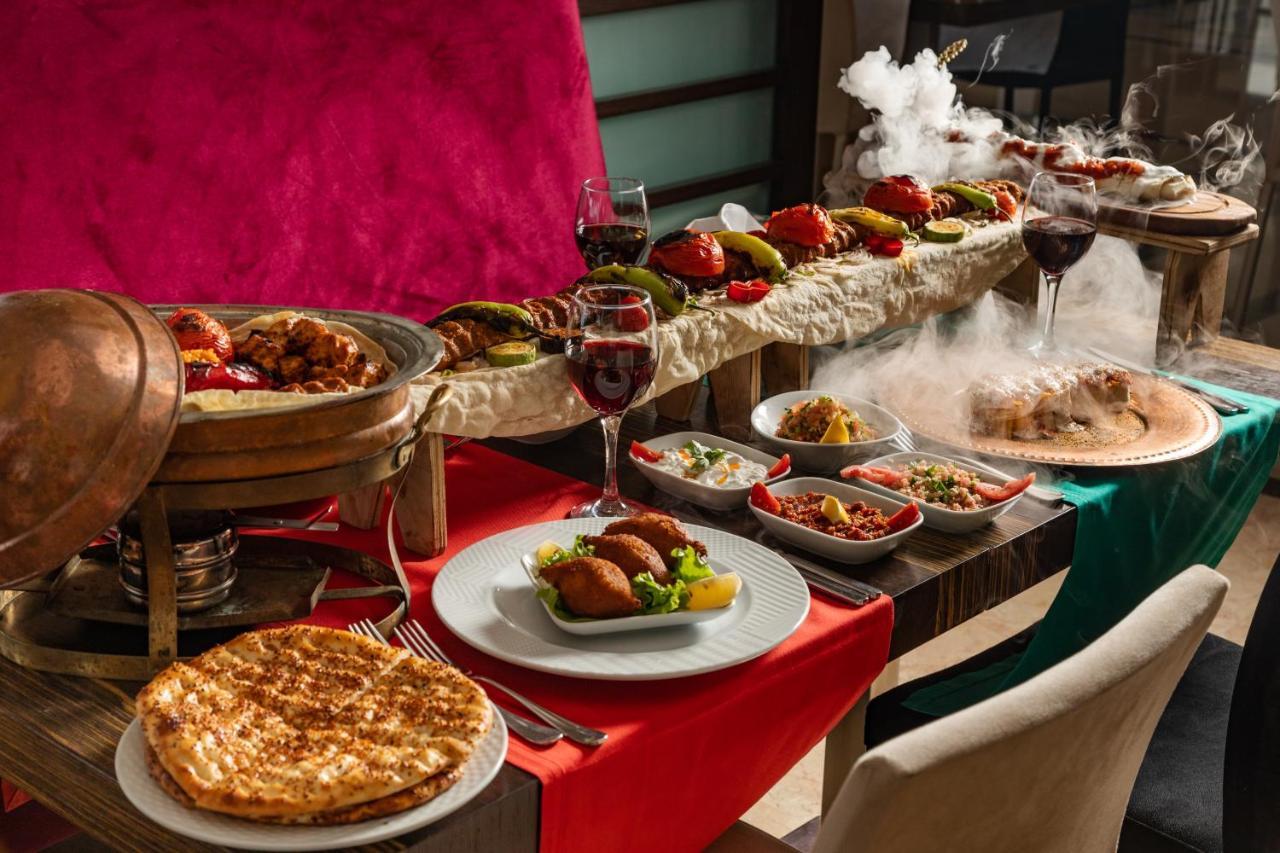 Aqi Hydros Club Hotel Kemer Exterior foto A selection of Azerbaijani cuisine