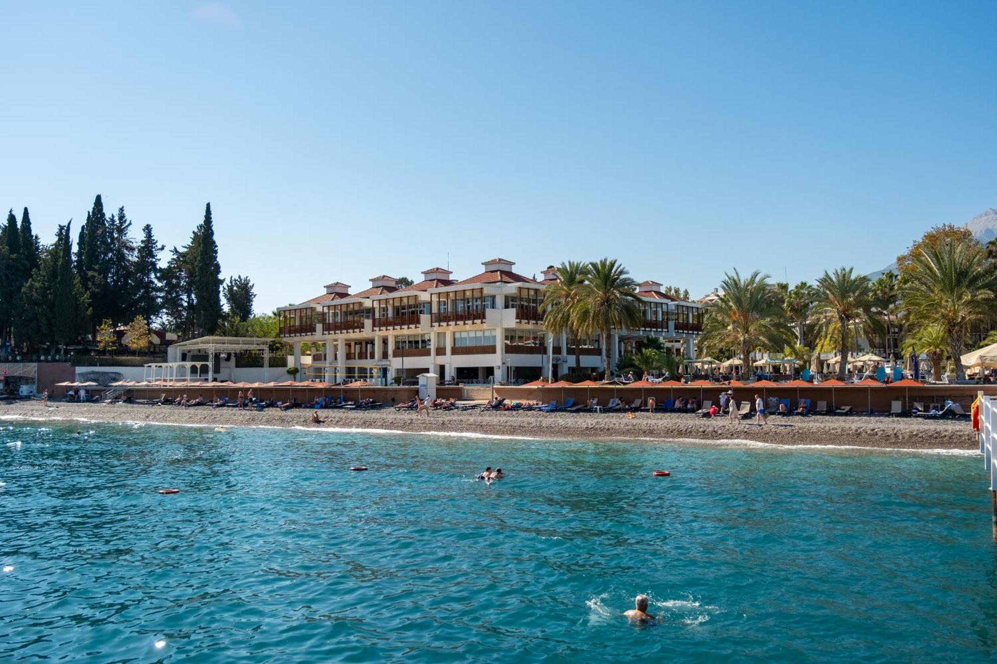 Aqi Hydros Club Hotel Kemer Exterior foto The beach at the Grand Hotel